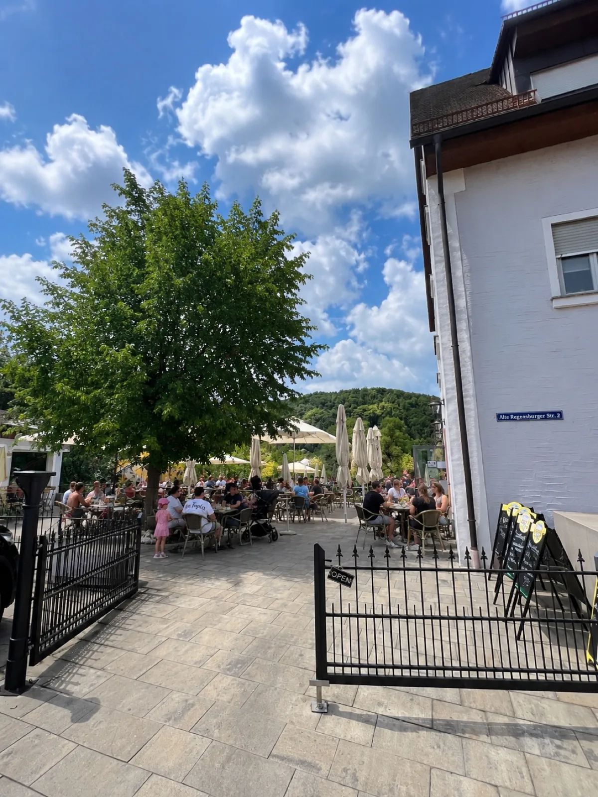 Sommerlicher Außenbereich am Eingang