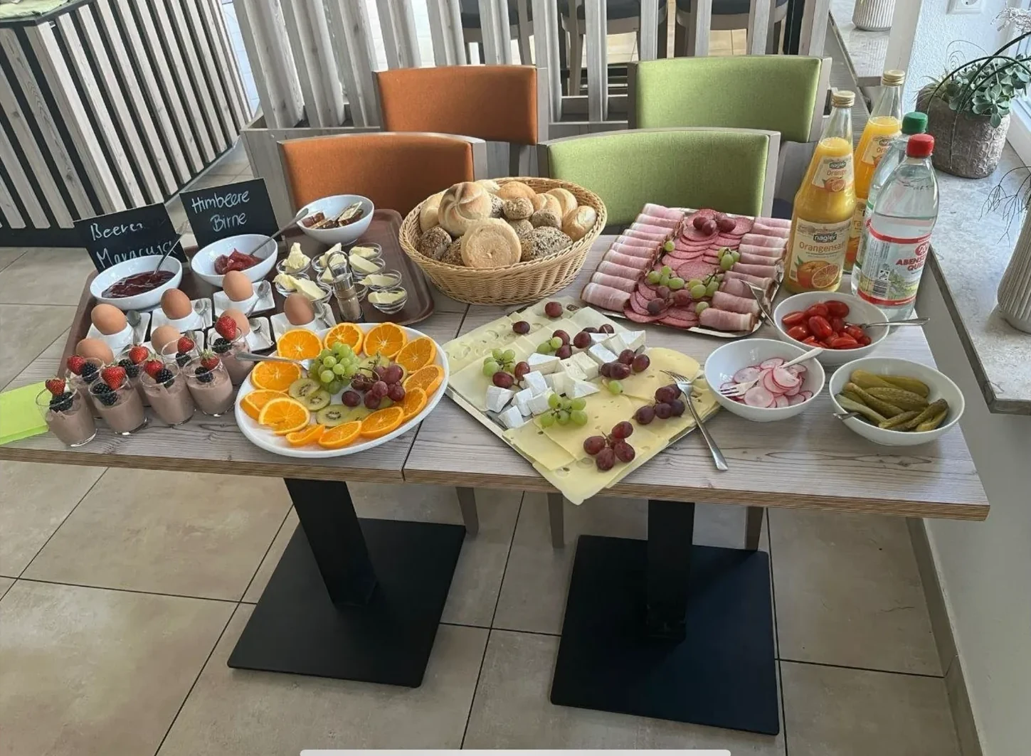 Reich gedecktes Frühstücksbuffet mit Brötchen, Aufschnitt, Käse und Obst