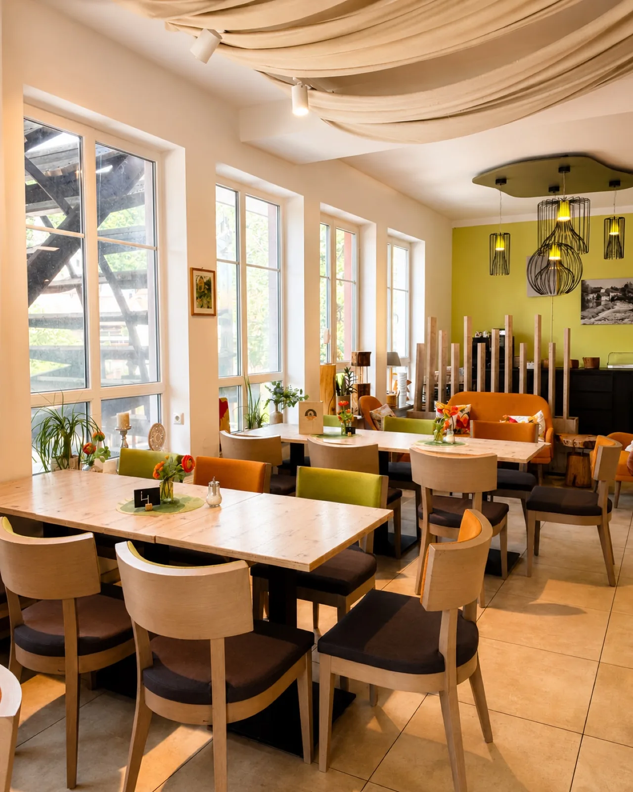 Blick in den Innenraum des Cafés