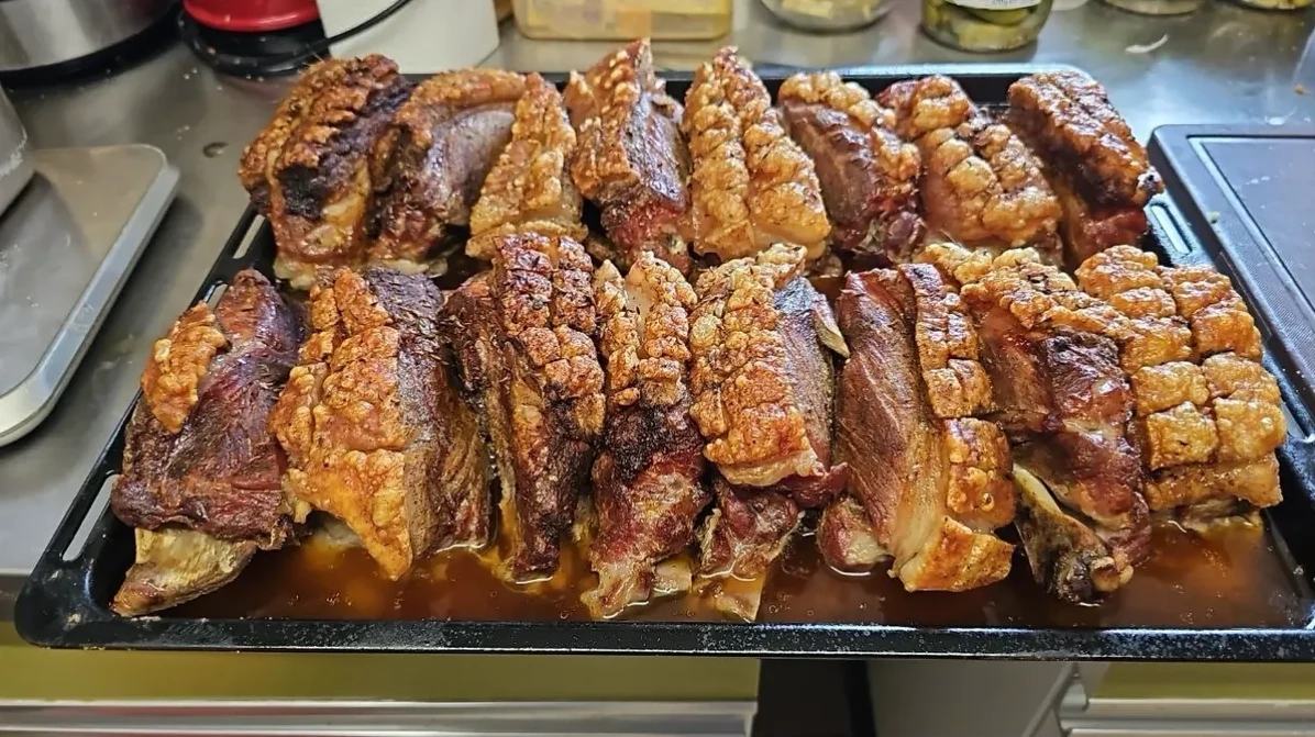 Frisch gebratener Krustenbraten auf dem Blech aus der Küche