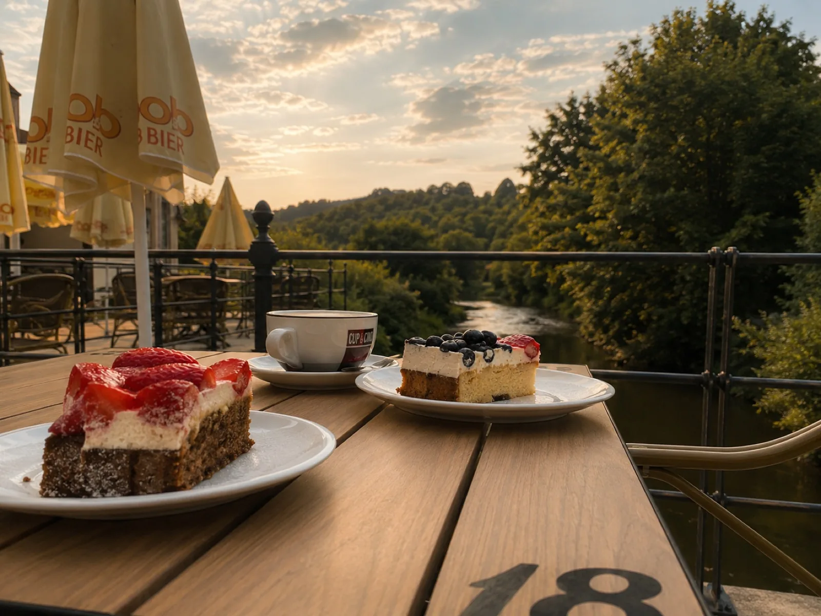 Hausgemachte Torte und Kaffee mit Blick auf den Fluss